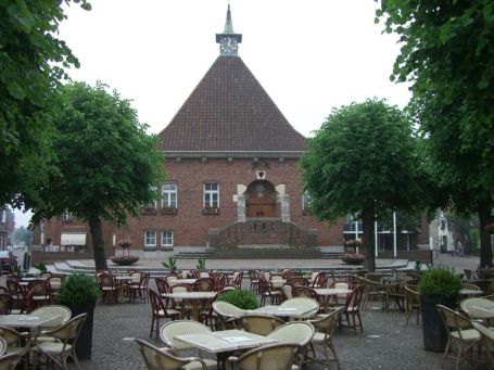 Arcen NL : Ortskern, Rathaus und Marktplatz